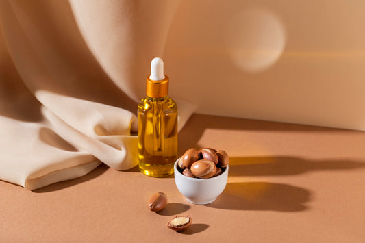 Bouteille d'huile d'argan posée sur un fond beige